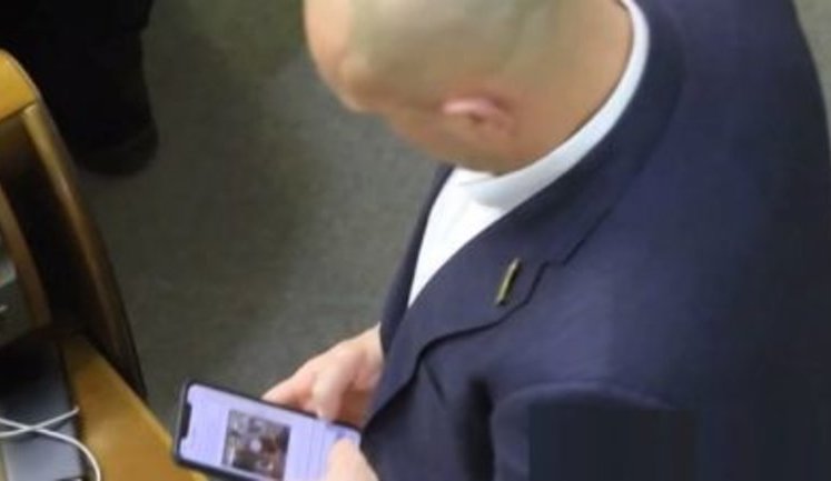 Нардепа від ОПЗЖ Ківу застали за переглядом пікантного ролика в сесійній залі Ради. ВIДЕО