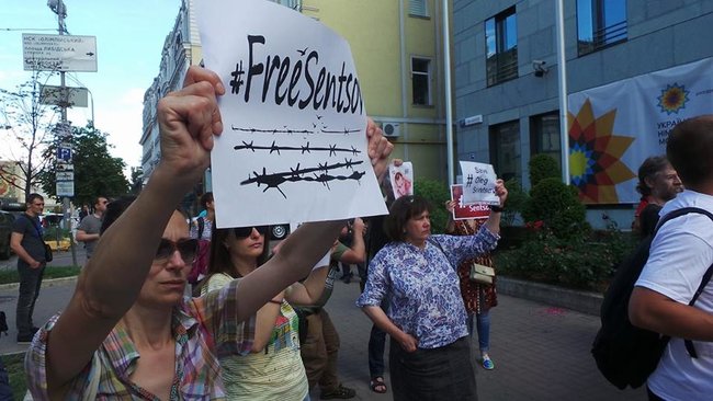 Участники акции Free Sentsov пикетировали посольства Франции и Германии с требованием к Меркель и Макрону лично подключиться к освобождению украинца 11