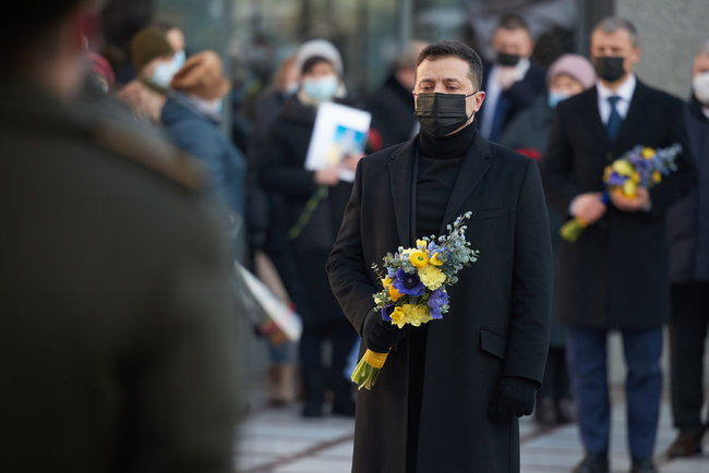 Zelenskyi honors servicepersons who died for Ukraines independence 01