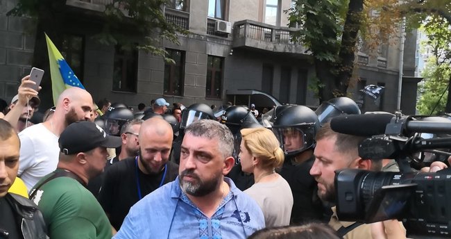 Автомобиль нардепа Павла Пинзеника сбил человека во время перекрытия протестующими дорог возле Верховной Рады 03
