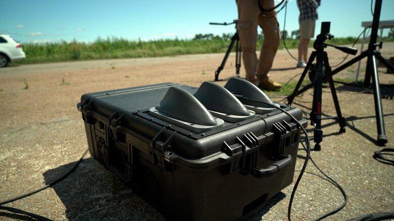 Для захисту бронетехніки від дронів-камікадзе, включно з Ланцетами, в Україні розроблено компактний РЕБ Piranha 03 Для захисту бронетехніки від дронів-камікадзе, включно з Ланцетами, в Україні розроблено компактний РЕБ Piranha 03