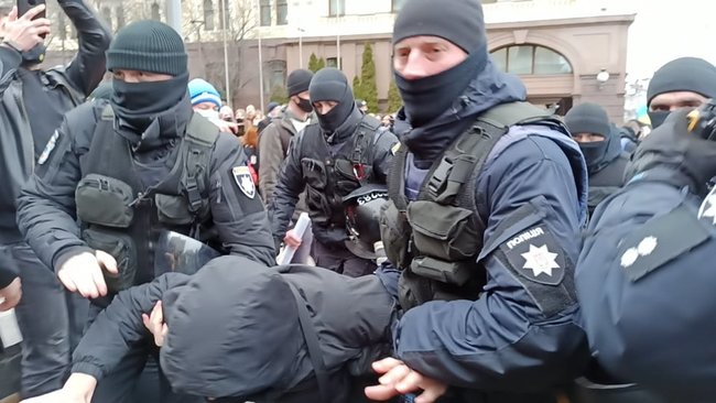 На Марше женщин* в Киеве задержали двух человек 02