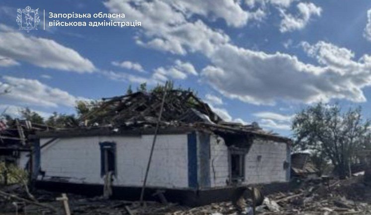 Росіяни скинули авіабомби на Запорізький район: поранена жінка, зруйнована школа, приватні будинки. ФОТО