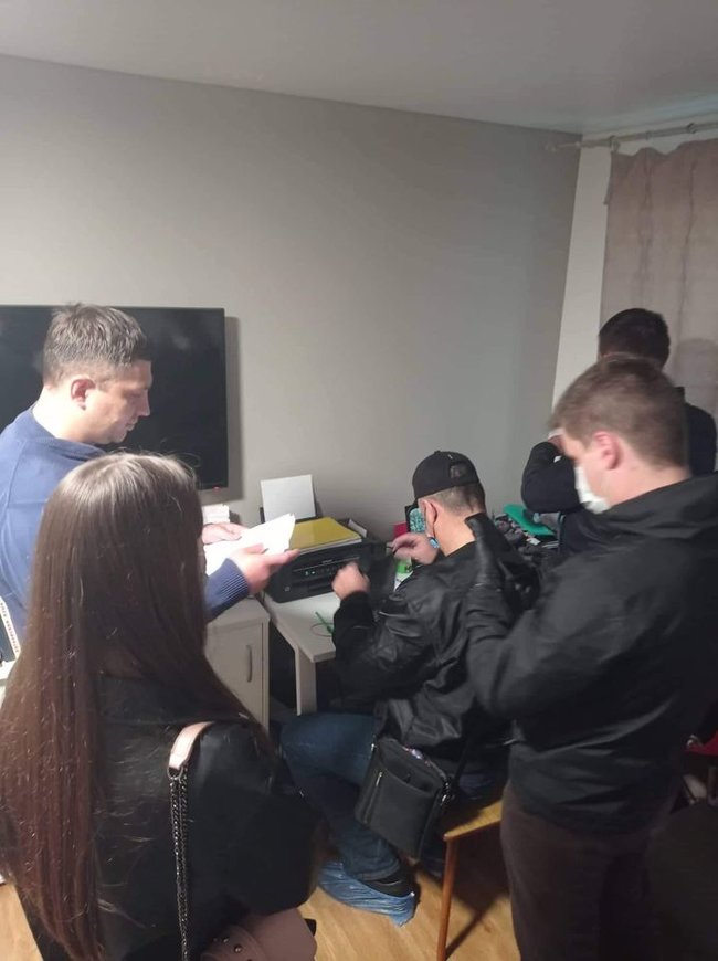 В окупованому Криму повідомляють про проведення обшуків у активістів 01