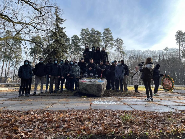 Памятный знак полку НКВД снесли в Киевской области 01