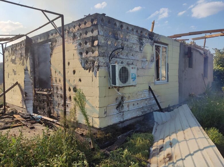 Росіяни тричі обстріляли Дніпропетровщину: пошкоджено комунальне підприємство, 12 приватних будинків та ЛЕП 04
