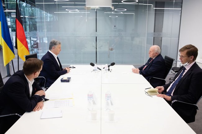 Порошенко встретился со спецпосланником правительства Германии Мильбрадтом: Завершение децентрализации в Украине - это вопрос европейской интеграции 02