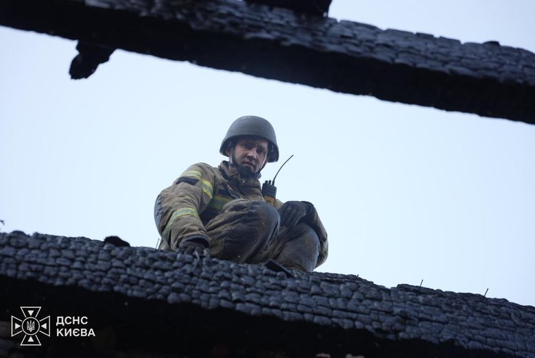 Рятувальники та поліцейські працюють на п’яти локаціях після російського удару