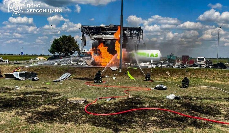 Росія вдарила "Шахедом" по заправці на Херсонщині: одна людина загинула, ще 11 постраждали. ФОТОрепортаж (оновлено)