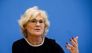 "Мы должны нацеливаться на Путина", - министр обороны Германии Ламбрехт поддержала ужесточение персональных санкций против Кремля