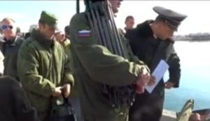 "Я з трьох років тут рибу ловлю! Який я браконьєр? У Туреччині, Румунії, Болгарії можна, а тут не можна!" - окупанти розігнали рибалок в акваторії морпорту Ялти. ВIДЕО
