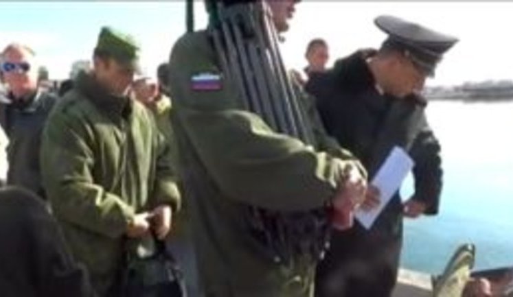 "Я з трьох років тут рибу ловлю! Який я браконьєр? У Туреччині, Румунії, Болгарії можна, а тут не можна!" - окупанти розігнали рибалок в акваторії морпорту Ялти. ВIДЕО
