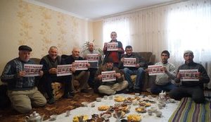 "Мусульмани не терористи", - в окупованому Криму відбувається флешмоб на підтримку засуджених у "справі Хізб ут-Тахрір" кримських татар. ФОТОрепортаж
