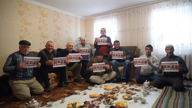 Мусульмани не терористи, - в окупованому Криму відбувається флешмоб на підтримку засуджених у справі Хізб ут-Тахрір кримських татар 01