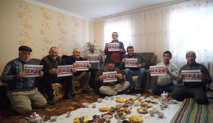"Мусульмани не терористи", - в окупованому Криму відбувається флешмоб на підтримку засуджених у "справі Хізб ут-Тахрір" кримських татар. ФОТОрепортаж