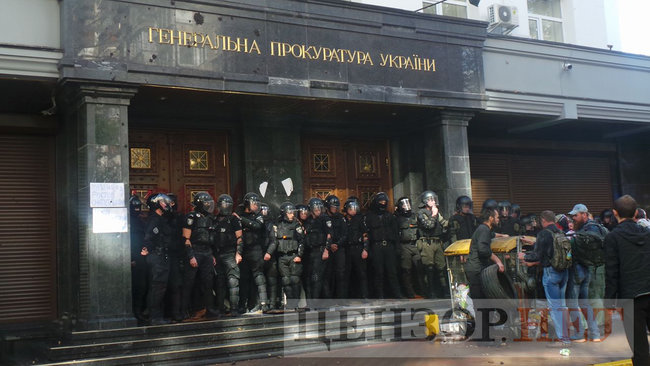 Під час мітингу під ГПУ проти екстрадиції в РФ Тумгоєва сталися сутички: мітингувальники бють вікна, їх у відповідь поливають водою зі шлангів 67