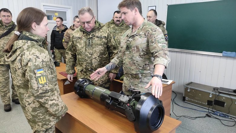 Британские инструкторы уже обучают украинских военных применению современных противотанковых комплексов NLAW 01