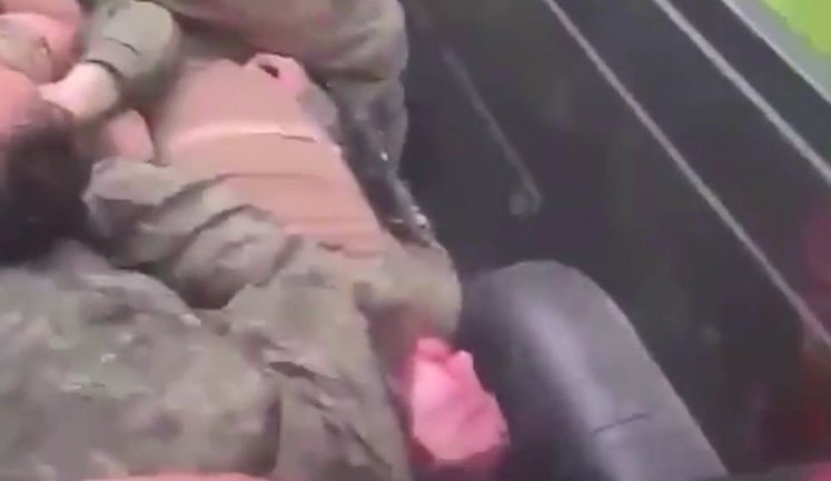 Окупант показав "евакуацію" поранених поплічників, звалених один на одного в кузові автівки. ВIДЕО