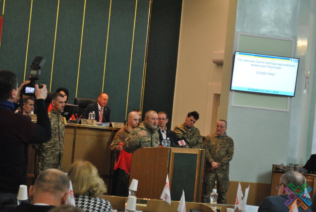 Червоно-чорний прапор дозволили вивішувати поруч із державним на адміністративних будівлях Хмельниччини, - рішення облради 02