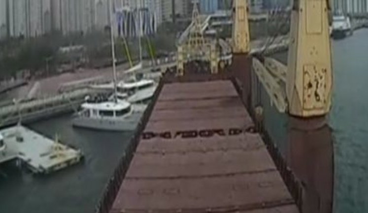 "Зараз роз#бошимо яхту. П#здець нах#й", - російський суховантаж "Seagrand" таранить яхту і міст у південнокорейському Пусані. Нове ВІДЕО
