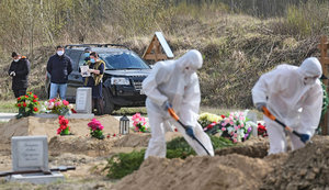 Померлих від COVID-19 можуть ховати у відкритих трунах і екстреності вже немає, але просять забирати тіла швидше через перевантаженість відділень, - експерт Ландар
