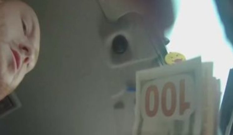 Снятые на скрытую камеру патрульные в Чугуеве, вымогавшые 10 тыс. грн у нетрезвого водителя, отстранены, начато уголовное производство, - прокуратура. ВИДЕО