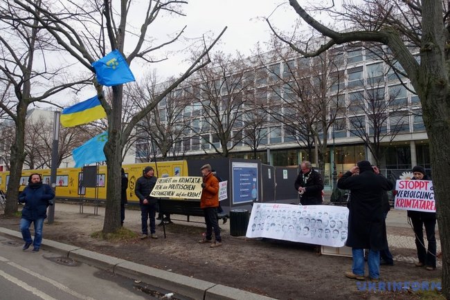 Посольство Росії в Берліні пікетували на захист кримських татар 06