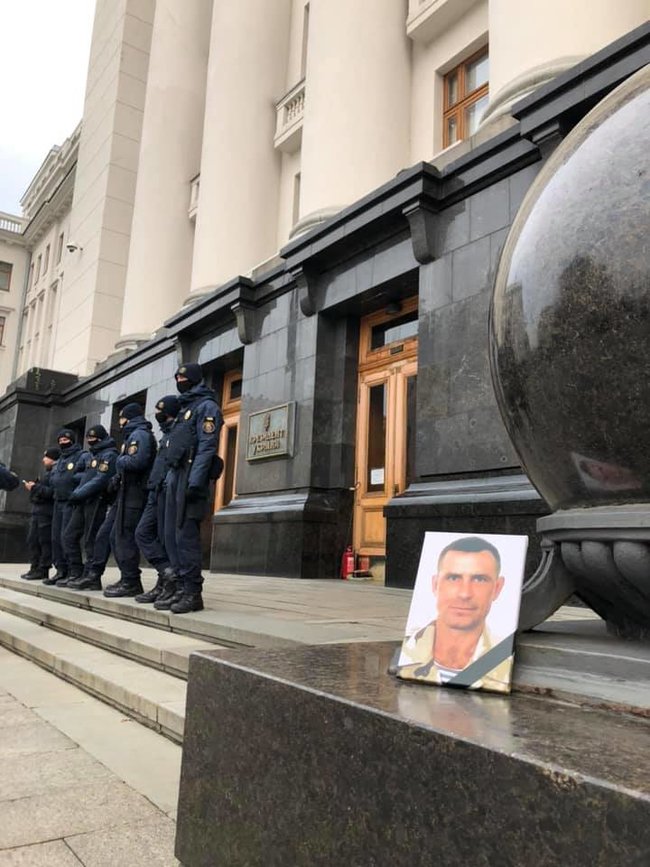 Донька ветерана Миколи Микитенка, що вчинив акт самоспалення на Майдані: Рішення розводити війська батько сприйняв болісно. Під лінію потрапляла і Світлодарська дуга, де загинув мій чоловік 01