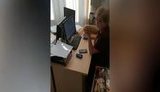 "Дебіл чи що?", - покупця московського магазину вдарили батоном після вимоги видати книгу скарг. ВIДЕО