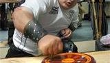Донецкий богатырь поставил очередной рекорд: Дмитрий Халаджи забил 8 гвоздей голыми руками. ФОТО.