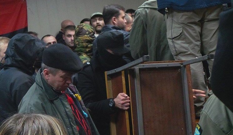 Спецпризначенці спробували вивезти Коханівського. Його прихильники влаштували розгром у суді. ВIДЕО