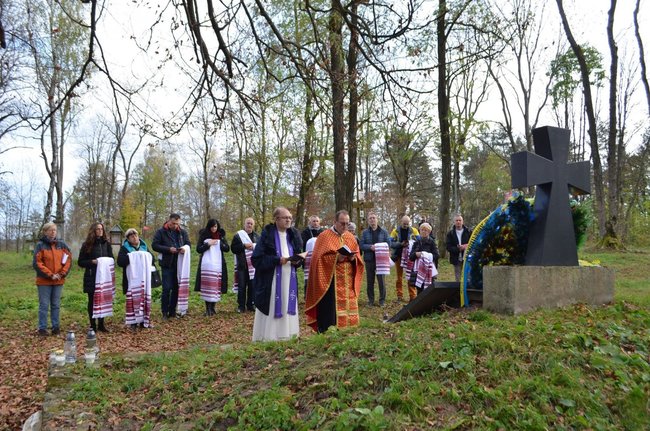 Вандали в Польщі знищили плиту на могилі воїнів УПА 03