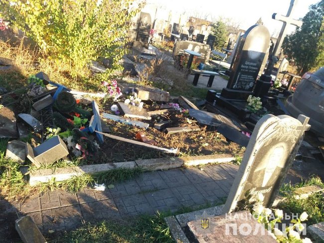 Священик позашляховиком пошкодив десять могил на кладовищі в Харківській області, - Нацполіція 03