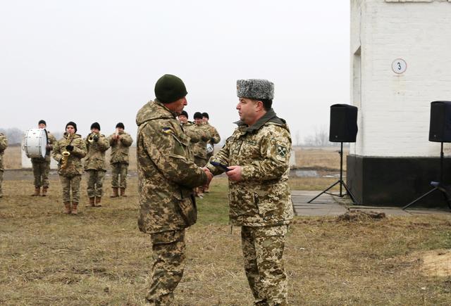 Полторак вручил награды военнослужащим 53 отдельной мехбригады 05 Полторак вручил награды военнослужащим 53 отдельной мехбригады 05