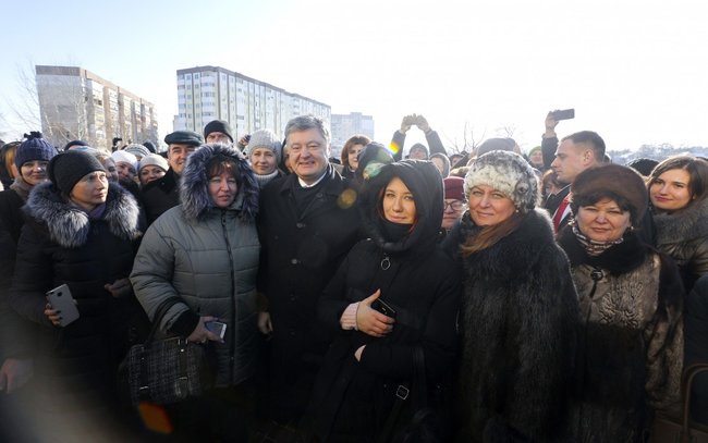 Не может украинская церковь управляться из Москвы, когда РФ напала на нас, захватила Крым и убивает украинцев, - Порошенко 05