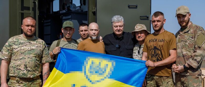 Петро Порошенко передає допомогу українським воїнам
