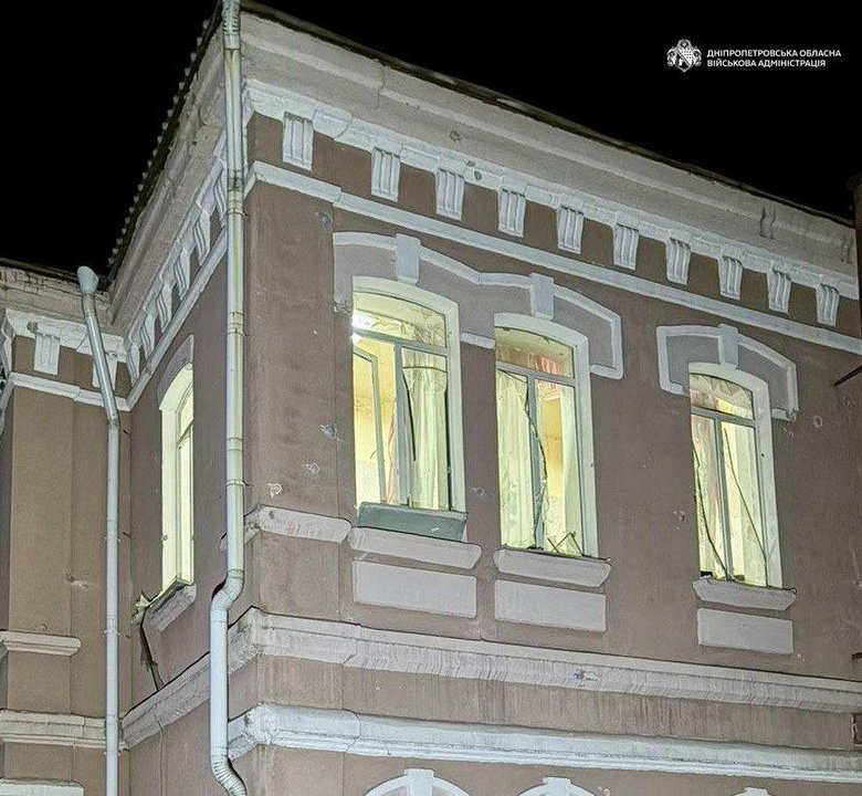 Внаслідок нічної атаки на Дніпро зафіксовано пожежу на підприємстві, одну людину поранено