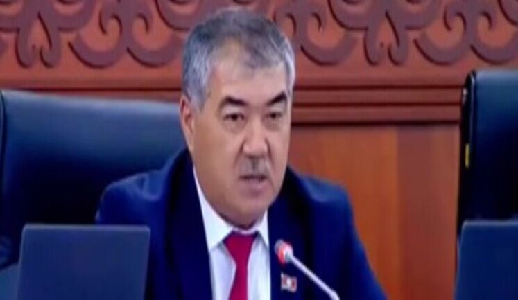 В киргизском парламенте пристыдили русскоязычного депутата: "Вы 25 лет в стране живете и не научились даже здороваться на киргизском языке". ВIДЕО