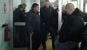 Из-за исчезновения главы ОИК отложен суд, где "свободовцы" сражаются за победу. ФОТО