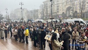 У здания КГГА проходит митинг с требованием отставки Кличко: люди требуют укрытий и прекращения незаконной застройки. ФОТОрепортаж
