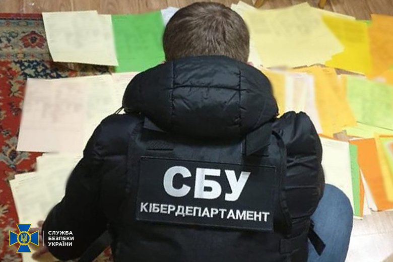 СБУ ліквідувала найбільшу в Україні мережу із виготовлення фальшивих COVID-сертифікатів. Щомісяця ділки заробляли понад 5 млн грн 01