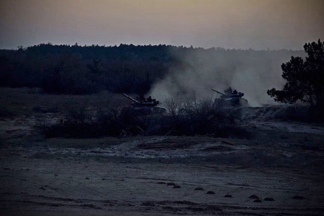 На Херсонщине танковые подразделения 36-й ОБМП провели тактические учения с боевой стрельбой ночью 02