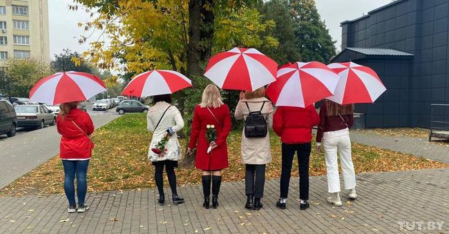 Сотні жінок вийшли на вулиці Мінська з квітами 01