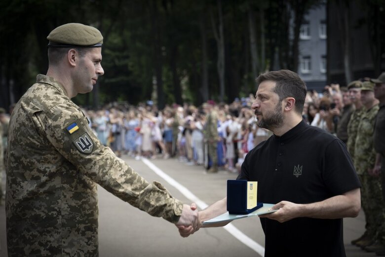 Зеленський вручив дипломи в Національному університеті оборони