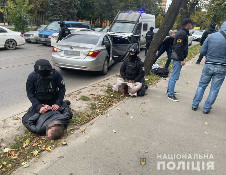 Угрожали и избивали: в Харькове задержали банду, которая похищала одиноких людей и заставляла их отдать недвижимость 01
