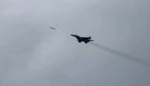 Украинский самолет МиГ-29 выпускает две противорадиолокационные ракеты AGM-88 HARM по вражеской цели. ВИДЕО
