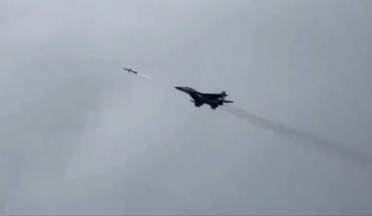 Украинский самолет МиГ-29 выпускает две противорадиолокационные ракеты AGM-88 HARM по вражеской цели. ВИДЕО