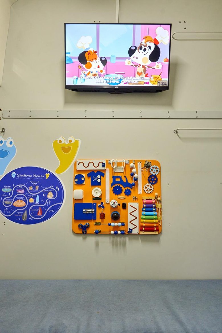 "Укрзалізниця" обладнала 100 вагонів як мобільні пункти незламності