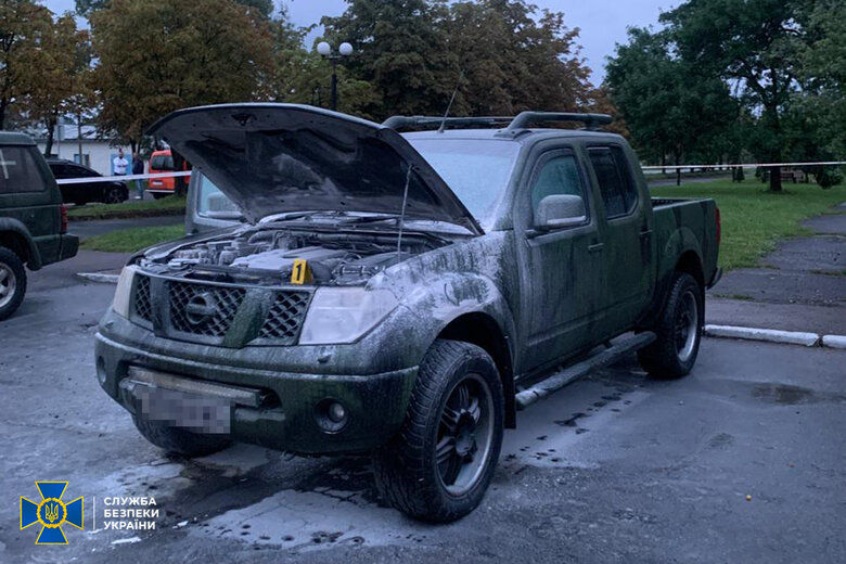 СБУ викрила двох молодиків, які підпалювали позашляховики ЗСУ на Прикарпатті