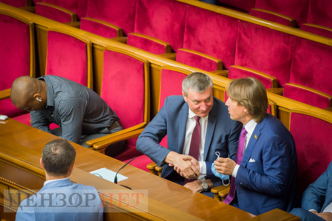 Черга до Шмигаля, Тищенко хвалиться відео зі своїм танцем, страшні ялинки Шахова та Ківа в обіймах Суркіса, - робота Ради 16 липня 39